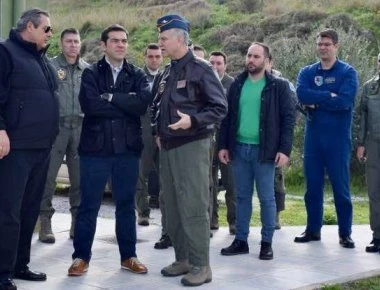 «Επιθεώρηση μάχης» Αλ. Τσίπρα και Π. Καμμένου στο αεροδρόμιο και τις πυροβολαρχίες της Σκύρου (φωτό)